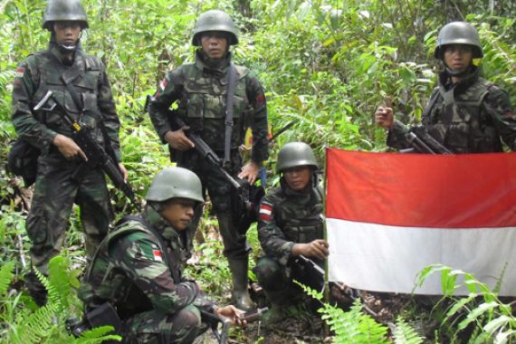 Demi NKRI, Prajurit TNI Berjalan Kaki Menyusuri Sungai di Perbatasan RI-PNG - JPNN.COM