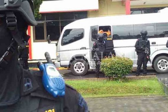 Tegang! 6 Teroris Ditransfer dari Malang ke Jakarta Lewat Darat - JPNN.COM