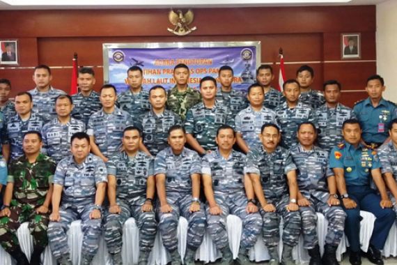 HEBAT: Dengan Gagah, Prajurit TNI Akhiri Operasi Mendadak di Perbatasan Singapura - JPNN.COM