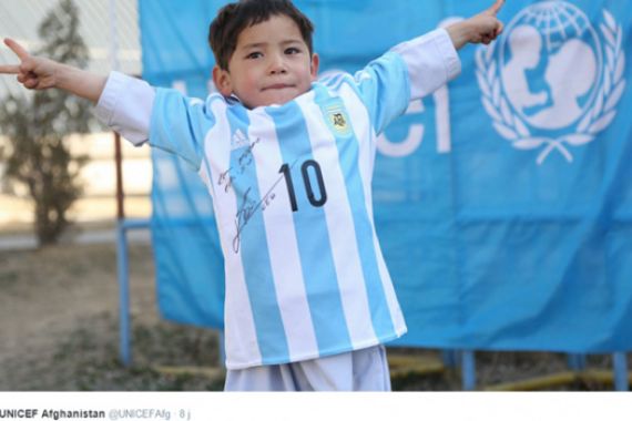 Lihat Nih, Messi Kirim Jersey untuk Fans Cilik di Afganistan - JPNN.COM