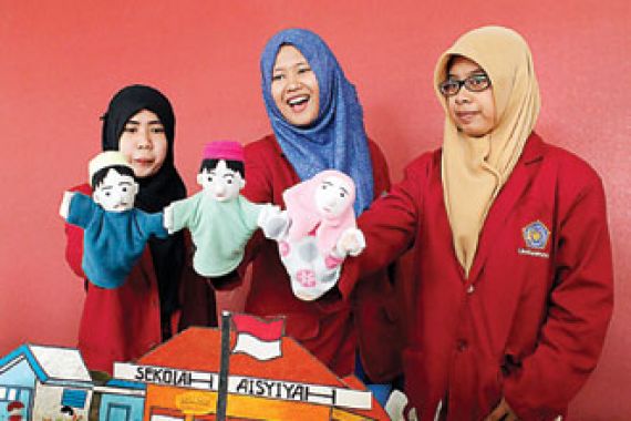 Sadarkan LGBT, Main dengan Boneka - JPNN.COM