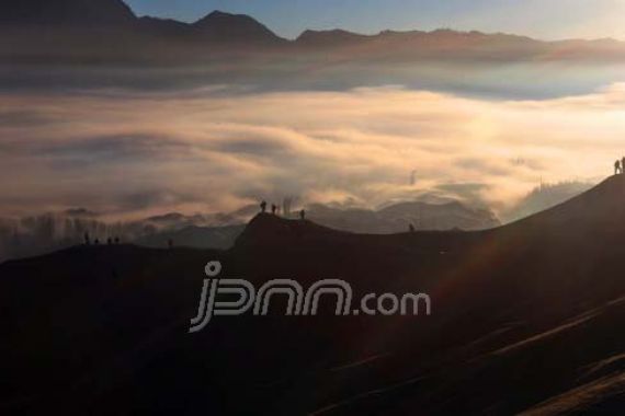 Status Bromo Turun, Wisatawan Tetap Jaga Jarak - JPNN.COM