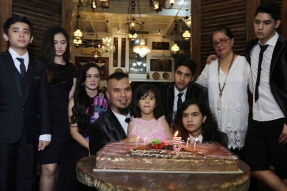 Lihatlah Foto Keluarga Ahmad Dhani Ini, Sangat Langka - JPNN.COM