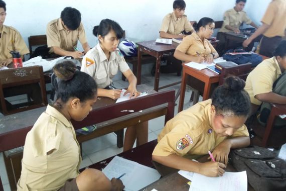 Kisah Hebat Tri Yakin, Siswi SMA yang Tak Punya Dua Tangan - JPNN.COM