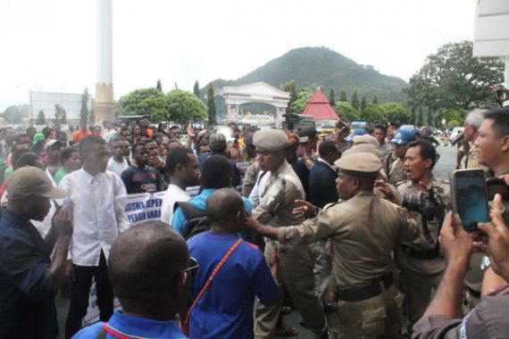 Mahasiswa dan Satpol PP Nyaris Bentrok, Lihat Fotonya - JPNN.COM