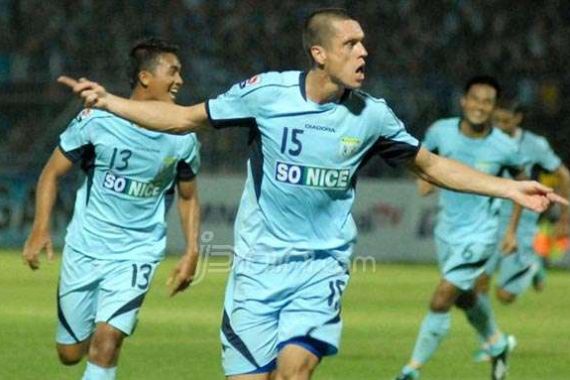 Hattrick Dzumafo Bawa Persela Lumat Persegres - JPNN.COM