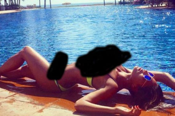 Hmm.. Si Seksi Tidur Telentang di Kolam, Cuma Pakai Bikini - JPNN.COM