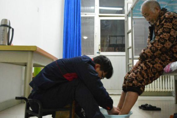 Kisah Haru Mahasiswa Tiap Hari Ajak Ayahnya yang Cacat ke Kampus - JPNN.COM