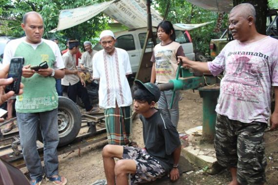 Seorang Pemulung Dihajar Warga, Menangis, Ada Apa sih? - JPNN.COM