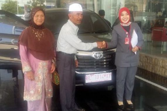 MENGHARUKAN: Ayah Angkat Jokowi dapat Hadiah Mobil - JPNN.COM