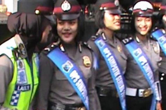 Segeran! Lihat Polwan Cantik Bagi Bunga dan Helm - JPNN.COM