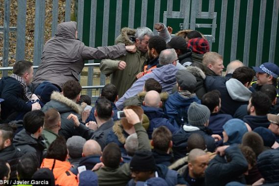 MENCEKAM! Suporter Arsenal dan Tottenham Hotspur Tawuran - JPNN.COM