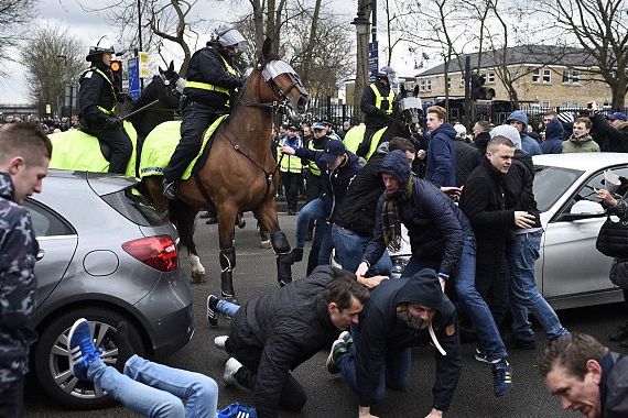 Kapok! Suporter Arsenal dan Tottenham Hotspur Tawuran, Dua Orang Ditahan - JPNN.COM