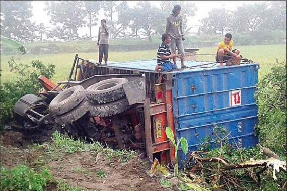 Lihat Nih Foto Truk Kontainer Terjun ke Sawah, Berantakan! - JPNN.COM