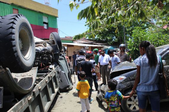 Mobil TNI Tabrak 2 Avanza, 1 Taksi dan 1 Warung Kopi - JPNN.COM