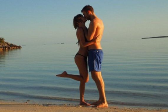 Hot Banget! Taylor Swift dan Calvin Harris Pamer Ciuman di... - JPNN.COM