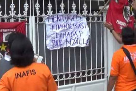 Astaga, Pendukung La Nyalla Serang Rumah Kajati Jatim - JPNN.COM
