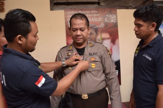 Gagah Pakai Baju Polisi, Bini Tiga, Raup Rp 400 Juta - JPNN.COM