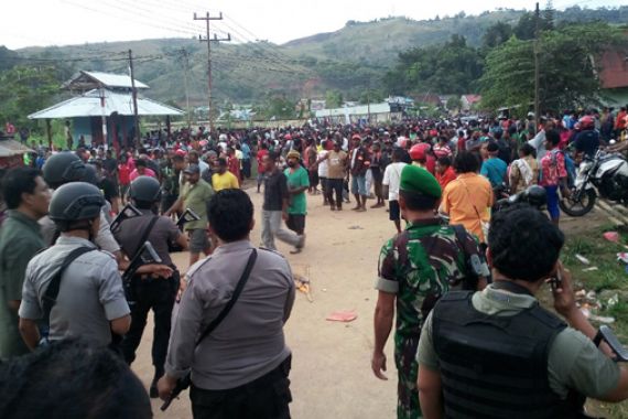 Bentrok di Papua: 2000 Warga Panik, 25 Terluka, 30 Mobil Rusak - JPNN.COM