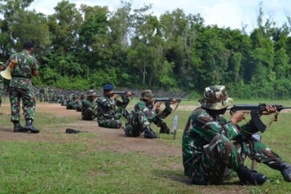 Prajurit TNI AL Lanal Banten Siaga, Siap Menembak! - JPNN.COM