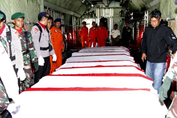 Indonesia Berduka, Bendera Setengah Tiang Mengiringi Pemakaman 13 Prajurit TNI - JPNN.COM