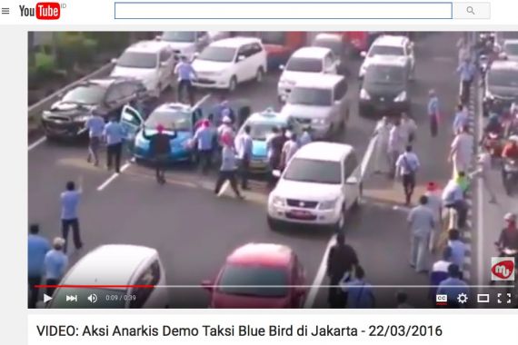 Lihat Nih! Video Kebrutalan Pendemo yang Rusak Taksi teman Sendiri - JPNN.COM