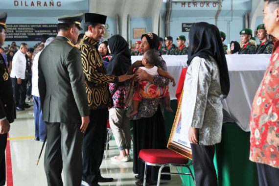 Jokowi Beri Penghormatan Terakhir pada Prajurit TNI - JPNN.COM