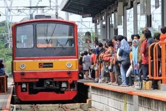 Rel Kereta Cakung Patah, Terjadi Antrian Jelang Stasiun Jatinegara - JPNN.COM