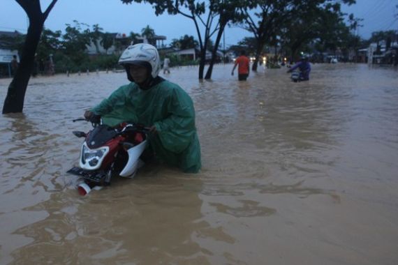 Duh...Banjir Besar, Bocah Umur 2 Tahun Terseret Arus - JPNN.COM