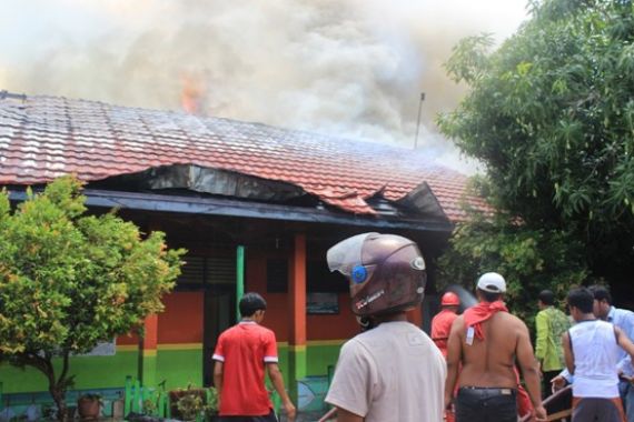 Ngeri! Gedung SD Terbakar saat Jam Belajar - JPNN.COM