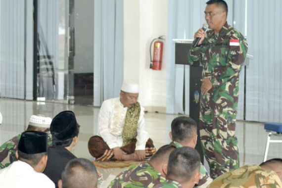 Pak Kiai: Personel TNI Tetap Waspada dan Jalankan Kewajiban Ini - JPNN.COM