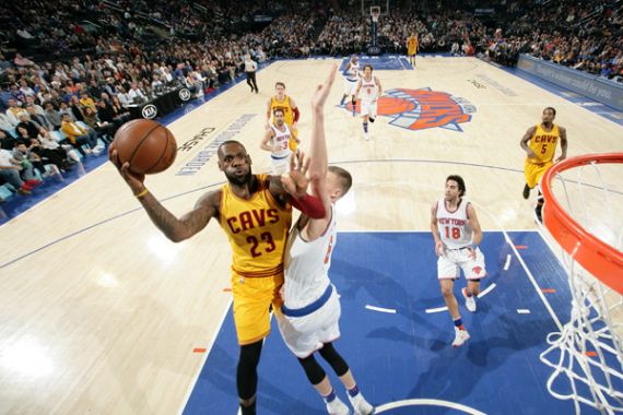 Kuat Banget! LeBron James Catat Triple Double ke-3 Musim Ini - JPNN.COM