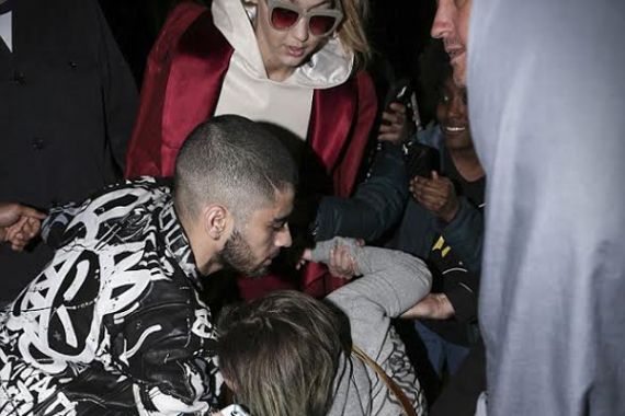 Lihat Idola sama Pacar, Fans Zayn Malik Jatuh - JPNN.COM