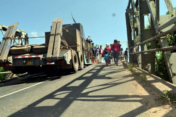 Yaelah...Jembatan Baru Diperbaiki Kok Amblas - JPNN.COM