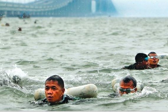 Lihat Nih! Ratusan Pasukan Amfibi Unjuk Kehebatan di Selat Madura - JPNN.COM
