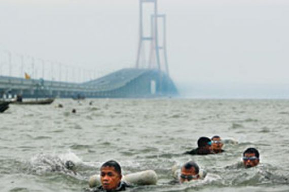 KEREN! 200 Marinir Renangi Selat Madura Demi Ini - JPNN.COM