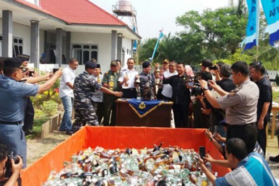 Lihat Foto Ini, Prajurit TNI AL Musnahkan Barang Haram Hasil Sitaan - JPNN.COM