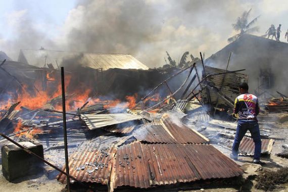 Empat Rumah Terbakar saat Penghuninya Kerja - JPNN.COM