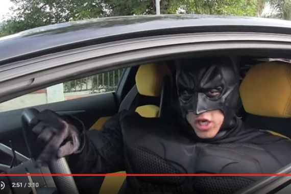 LUCU! Usai Tarung Lawan Superman, Batman jadi Sopir Uber - JPNN.COM