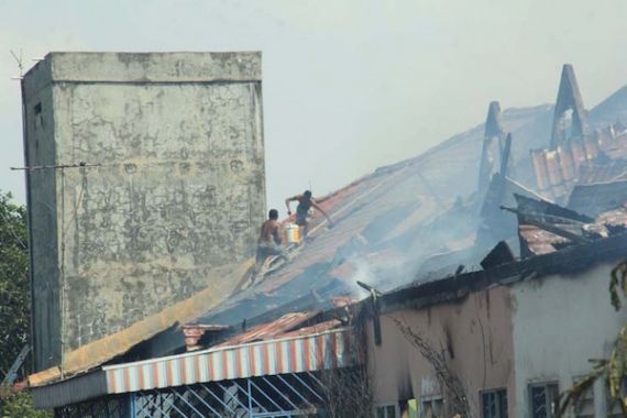 Bakar Rumput, 10 Rumah di Ocean Park Ludes Terbakar - JPNN.COM