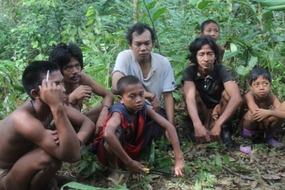 HEBAT! Dosen Memilih Hidup di Hutan Bersama Suku Anak Dalam - JPNN.COM
