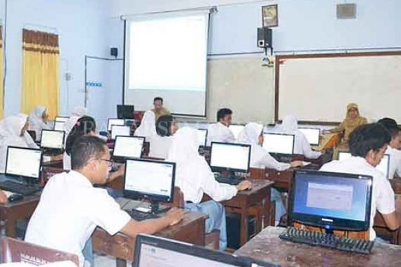 Patut Dicontoh, Sekolah Siapkan Laptop dan Genset Cadangan - JPNN.COM