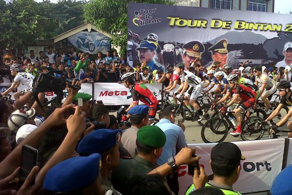 Heboh Ratusan Rider Asing Bergoyang Pinggul bersama Masyarakat - JPNN.COM