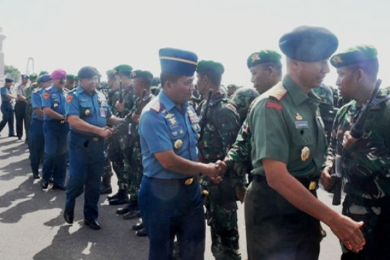Satgas TNI Pamtas RI-Malaysia Disambut Upacara Militer - JPNN.COM