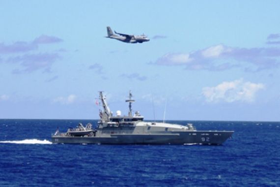 Lihat Foto Ini, Pesawat TNI Awasi Kapal Perang Indonesia - Australia Saat Unjuk Kehebatan - JPNN.COM