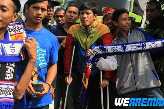 Lihat, Bustomi Pakai Tongkat Ikut Sambut Penggawa Arema - JPNN.COM