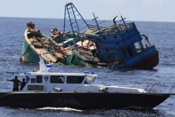 Lihatlah Foto Ini, 2 Kapal Vietnam Ditenggelamkan - JPNN.COM