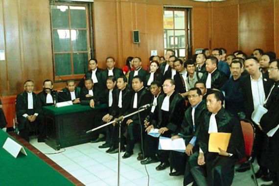 Hakim Kaget, Sidang Dihadiri 72 Pengacara, Tempatnya Nggak Cukup - JPNN.COM