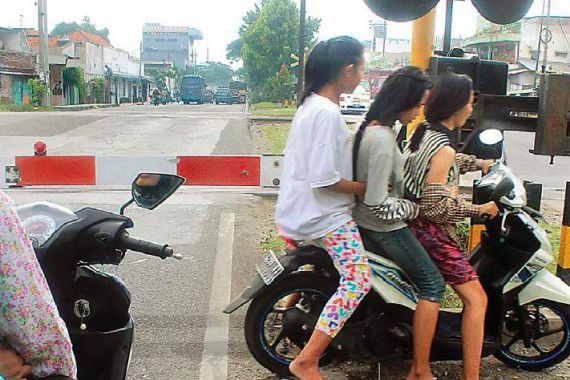 FOTO: Dasar "Cabe-cabean", Kereta Api Mau Melintas Malah Diterabas - JPNN.COM