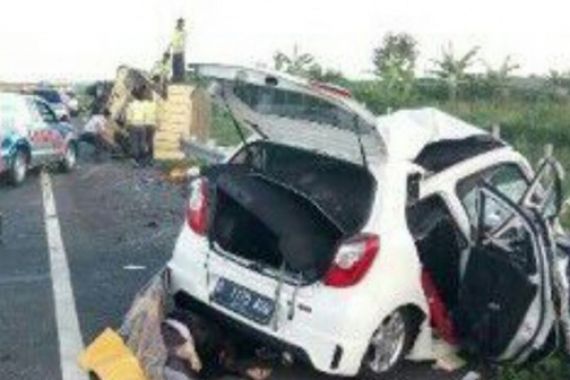 Mobil Boks Hantam Ayla di Cipali, Satu Keluarga Tewas...Ini Fotonya - JPNN.COM